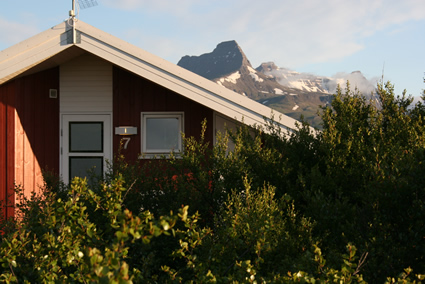 Sumarhús Refsholti 7 Skorradal. Skessuhorn og Skarðsheiði í bakgrunninum. Hönnuður Ingólfur Margeirsson